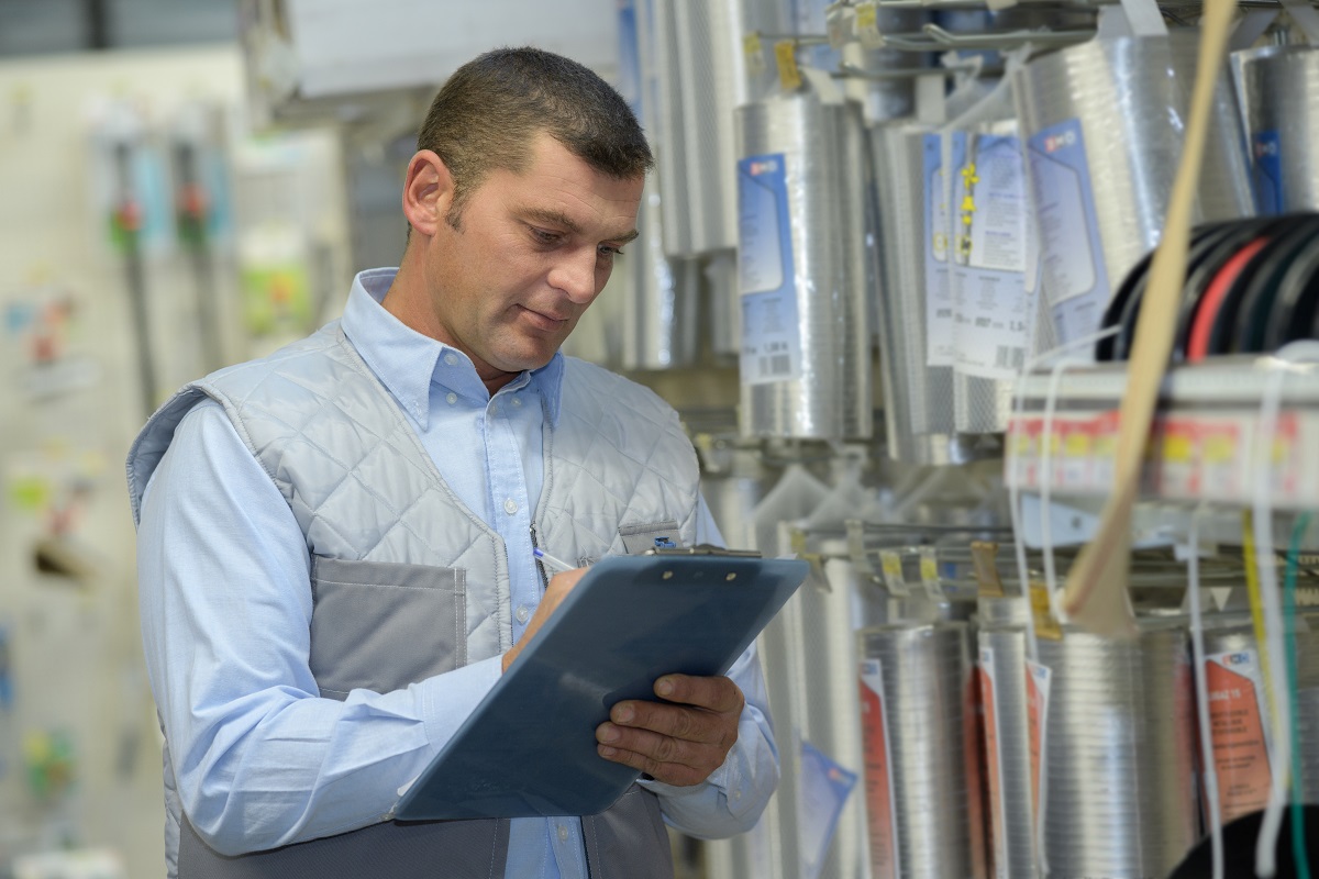 mezczyzna-audytor-wewnetrzny