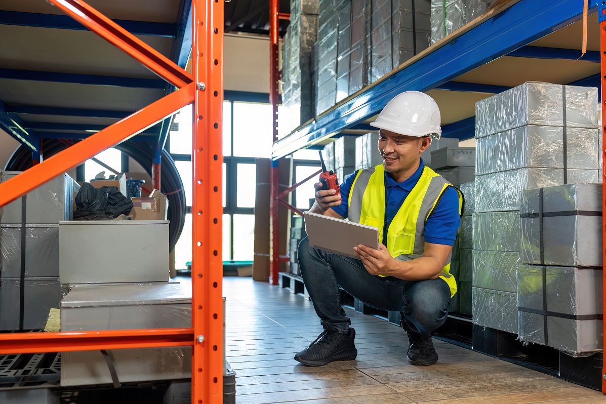 Za kulisami terminala przeładunkowego: jak działa logistyka w magazynach dystrybucyjnych